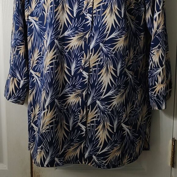 Blue Tan white super soft fern print button down blouse Sz M NWOT - Picture 2 of 4
